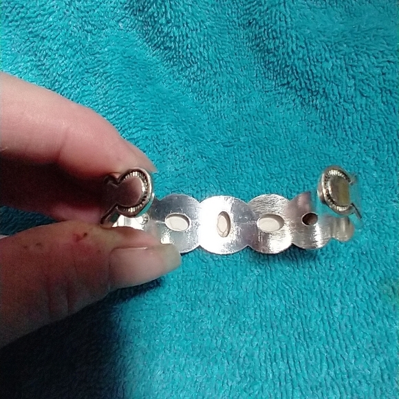 Silvertone and White Howlite Stones Cuff Bracelet vintage - Picture 3 of 5